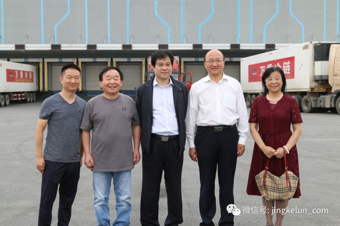 張改平和金林海院士參觀山綠自動化立體冷庫(圖2)